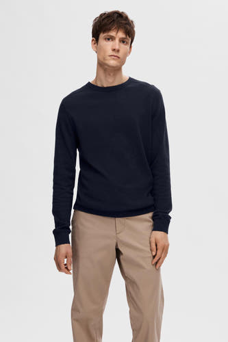 T-shirt bleu avec col rond de SELECTED, porté avec un pantalon beige.