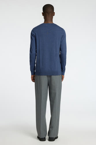 Pull bleu à col montant et rond de SELECTED, vu de dos, combiné avec un pantalon gris et des chaussures noires.