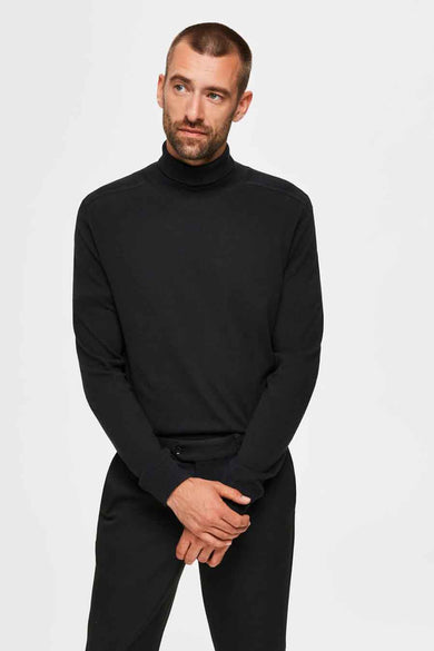 Col roulé noir de SELECTED, tissu lisse, porté par un homme avec un pantalon noir.