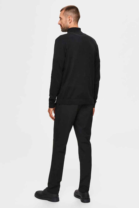 Col roulé noir de SELECTED, vu de dos sur un homme.
