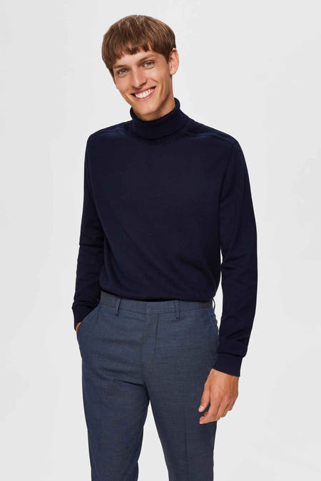 T-shirt bleu avec col SELECTED, dos, combiné avec un pantalon bleu et des chaussures marron.