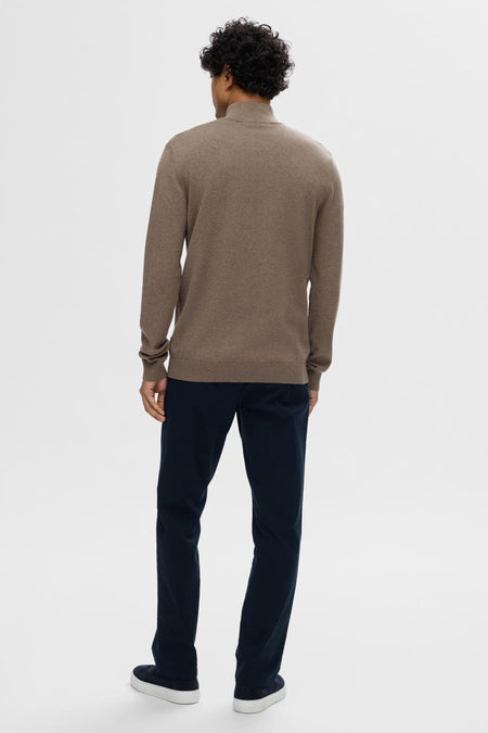 Pull marron avec col rond de SELECTED, dos avec pantalon bleu marine et chaussures sombres.