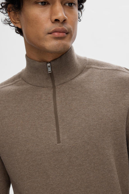 Pull marron avec col rond de SELECTED, avec une fermeture à glissière courte et des manches longues.