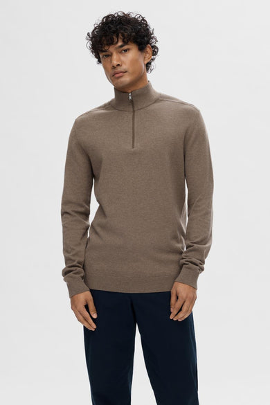 Pull marron avec col rond de SELECTED, avec une fermeture éclair et des manches longues, associé à un pantalon foncé.