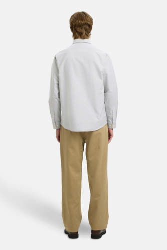Chemise blanche à manches longues de SELECTED, avec un fin motif rayé, vue de derrière.