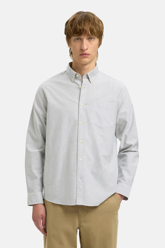 Blouse blanche à carreaux à manches longues de SELECTED, portée avec un pantalon kaki.