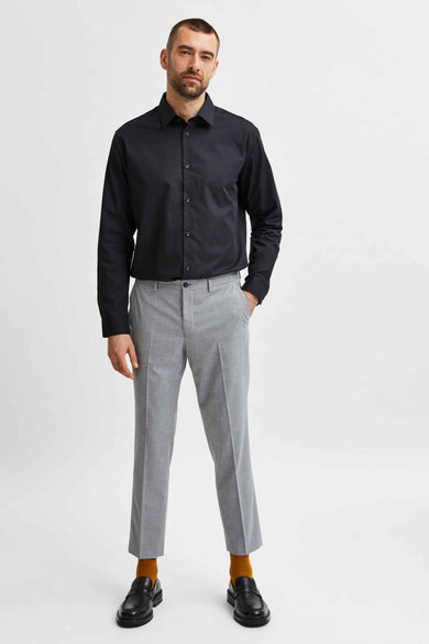 Zwart overhemd met lange mouwen van SELECTED, gedragen met grijze pantalon en zwarte loafers met bruine sokken.