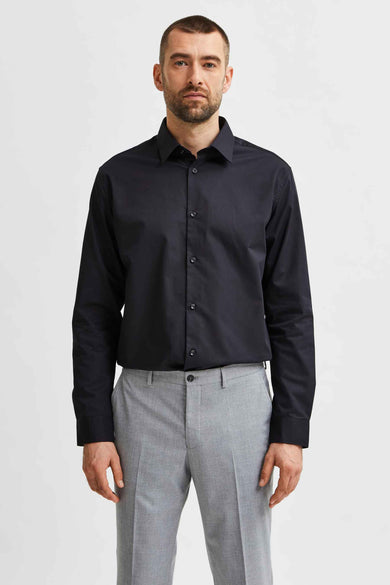 Zwart overhemd met lange mouwen van SELECTED, gedragen met grijze pantalon.
