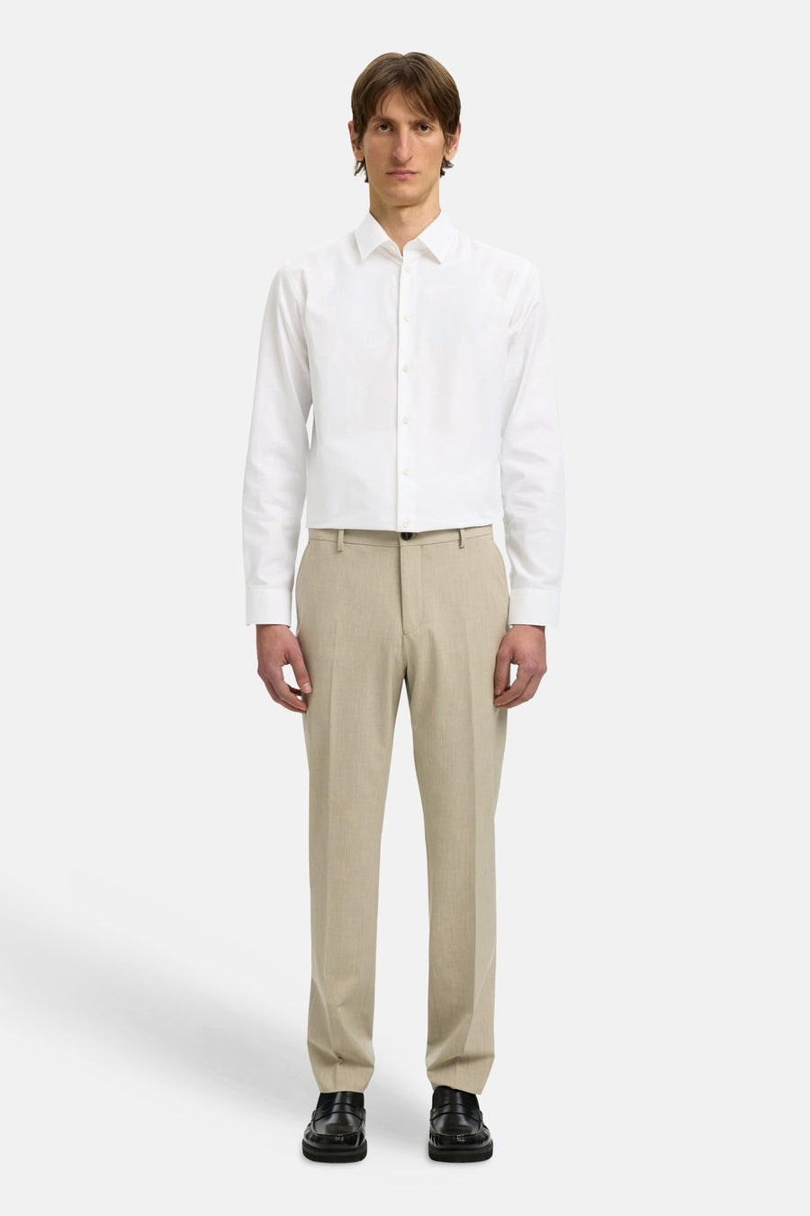 Wit overhemd met lange mouwen van SELECTED, gedragen met een beige pantalon en zwarte loafers.