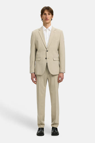 Chemise blanche à manches longues de SELECTED, portée sous un costume beige avec des chaussures noires.