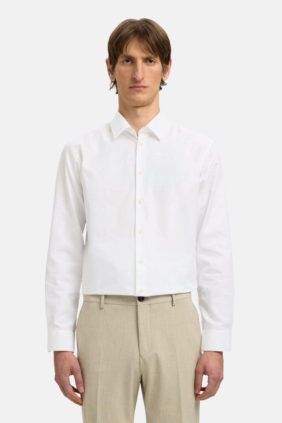 Chemise blanche à manches longues de SELECTED, avec pantalon beige.