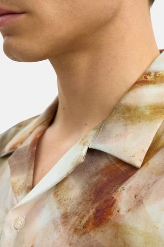 Bruin overhemd met korte mouwen van SELECTED, met abstracte print op een getextureerde stof.