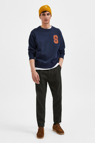 Groene broek van SELECTED, met een casual pasvorm en bruine suède schoenen.

