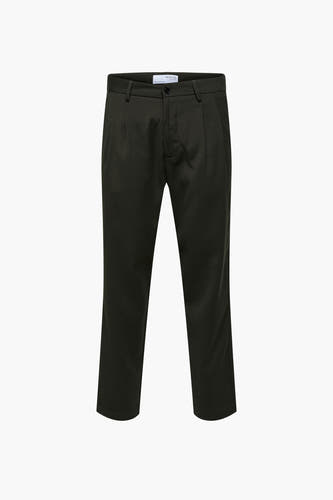 Groene broek van SELECTED, effen en voorzien van plooien, op een witte achtergrond.
