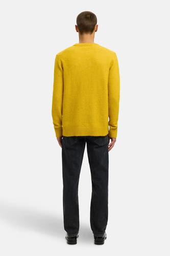 Sweat-shirt gris avec col rond de SELECTED, vu de derrière, associé à un jeans foncé et des chaussures noires.