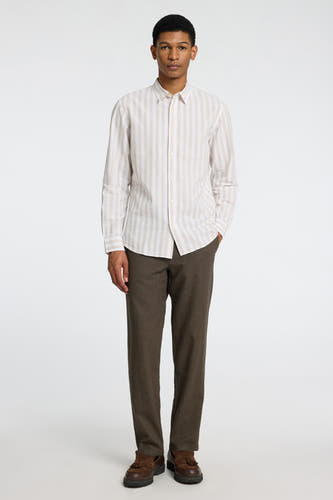 Jean de SELECTED, associé à une chemise rayée et des chaussures marron avec franges.