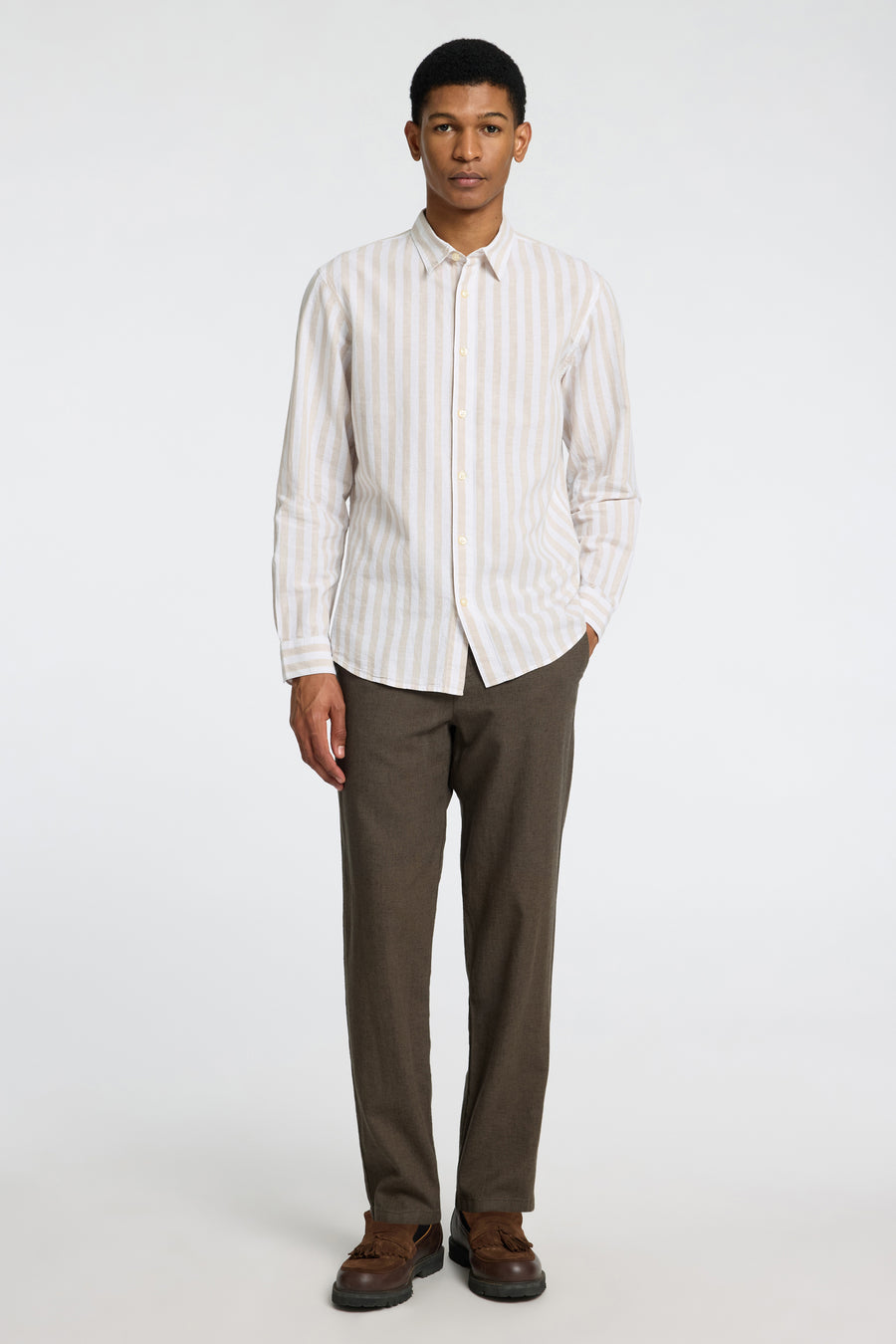 Jean de SELECTED, associé à une chemise rayée et des chaussures marron avec franges.