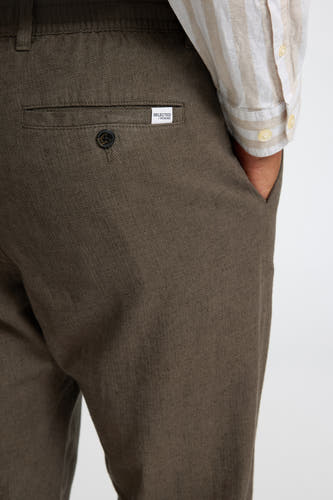 Pantalon multicolore de SELECTED / HOMME, avec un détail de nœud sur la poche arrière et une chemise à rayures.