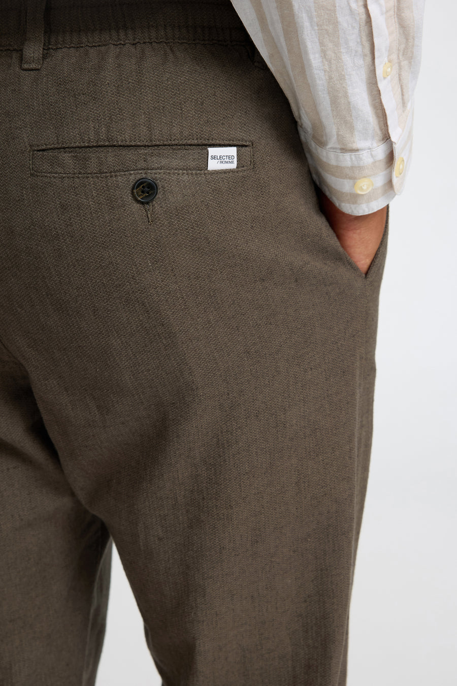 Pantalon multicolore de SELECTED / HOMME, avec un détail de nœud sur la poche arrière et une chemise à rayures.