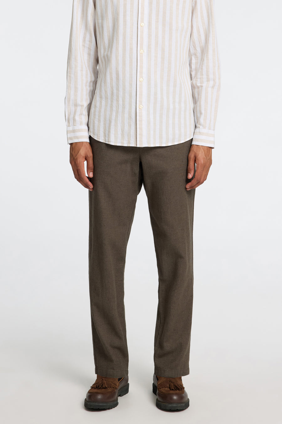 Pantalon kaki de SELECTED, associé à une chemise rayée et des loafers marrons.