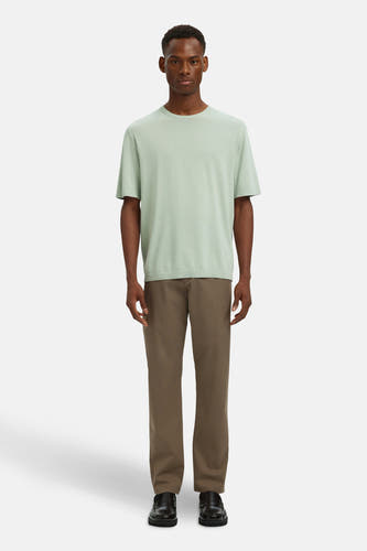 Bruine kostuumbroek van SELECTED, gecombineerd met een lichtgroen t-shirt en zwarte loafers.
