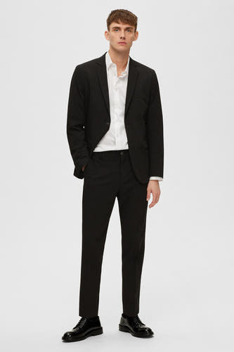 Zwarte blazer van SELECTED, met een wit overhemd en zwarte pantalon.