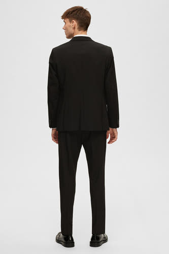 Zwarte blazer van SELECTED, gezien van achteren met bijpassende pantalon en zwarte schoenen.
