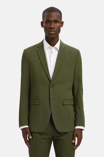 Groene blazer van SELECTED, gedragen met een wit overhemd, op een witte achtergrond.
