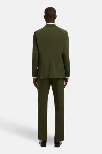 Groene blazer van SELECTED, gezien van achteren, met bijpassende pantalon en zwarte schoenen.
