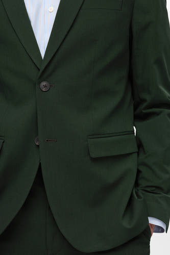 Groene blazer van SELECTED met knoopsluiting en een borstzak, gecombineerd met een gestreept overhemd.

