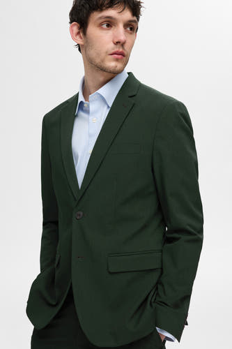 Groene blazer van SELECTED, met een lichte blauw gestreept overhemd, staand model.
