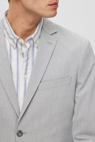 Grijze blazer van SELECTED, met een subtiele textuur en een gestreept overhemd eronder.

