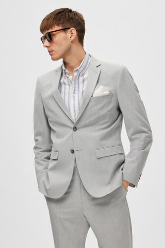 Grijze blazer van SELECTED, met een gestreept overhemd en een wit pochet in de borstzak.