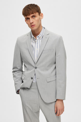Grijze blazer van SELECTED, met een gestreept overhemd eronder, en een effen pantalon.
