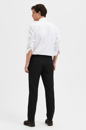 Pantalon de costume noir de SELECTED, vu de derrière, avec une chemise blanche et des chaussures brunes.