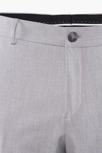 Grijze kostuumbroek van SELECTED, met knoopsluiting en subtiele stoftextuur.
