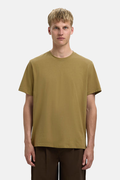 T-shirt vert avec manches courtes de SELECTED, porté avec un pantalon marron.