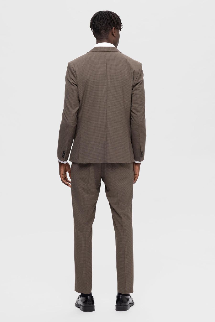 Bruine blazer van SELECTED, gezien vanaf de achterkant, met een subtiel ruitjespatroon en bijpassende pantalon.
