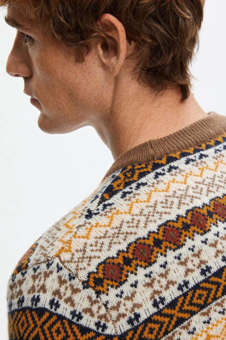 Pull marron avec col rond de SELECTED, avec un motif norvégien en blanc, marron, bleu et orange.