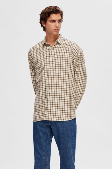 Bruin, lange mouwen hemd van SELECTED, met een geruit patroon en gedragen met een blauwe jeans.
