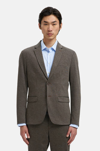 Bruine blazer van SELECTED, met een enkele knoopsluiting en opgestikte zakken, gedragen over een lichtblauw overhemd.
