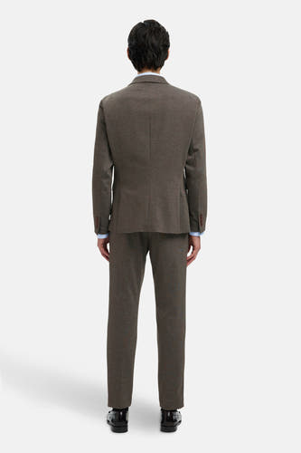 Bruine blazer van SELECTED, gezien vanaf de achterkant, met een subtiele textuur en bijpassende broek.
