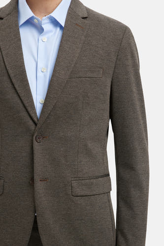 Bruine blazer van SELECTED, met knoopsluiting en paspelzakken, gedragen met een lichtblauw overhemd.
