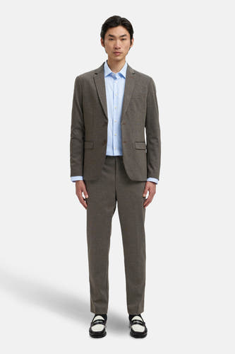 Pantalon costum brun de SELECTED, associé à une chemise bleu clair et des loafers noir et blanc.