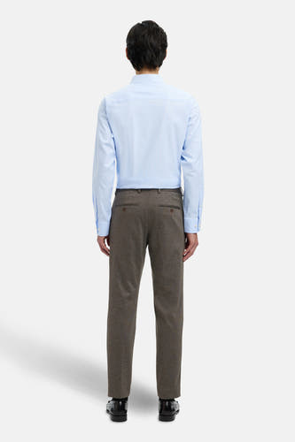 Pantalon de costume brun SELECTED, vu de de derrière, combiné avec une chemise bleu clair et des chaussures noires.