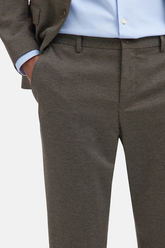 Pantalon de costume brun SELECTED, avec une fine texture, associé à un chemisier bleu clair et un gilet brun.