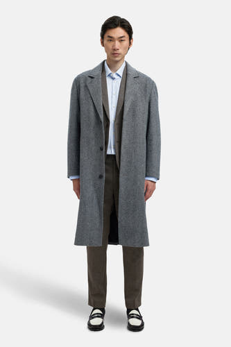 Pantalon de costume brun de SELECTED, associé à une veste en tweed gris et des chaussures en cuir.
