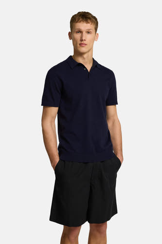 Polo bleu à manches courtes de SELECTED, porté avec des short noirs.