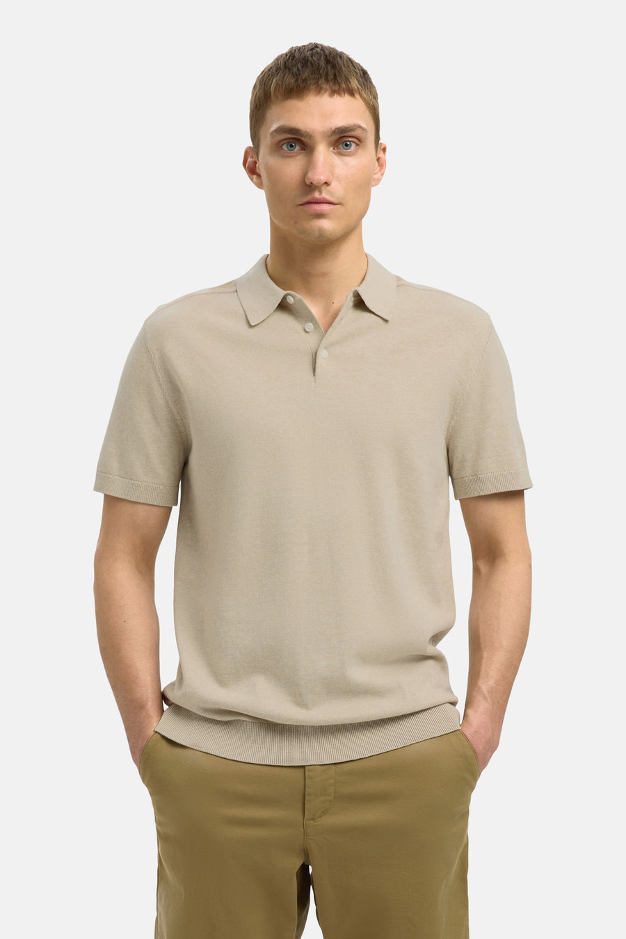 Beige polo met korte mouwen van SELECTED, effen en gedragen met een kaki broek.
