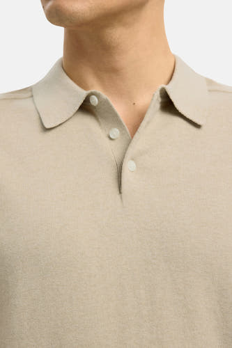 Beige polo met korte mouwen van SELECTED, met witte knopen en een fijne ribstructuur.
